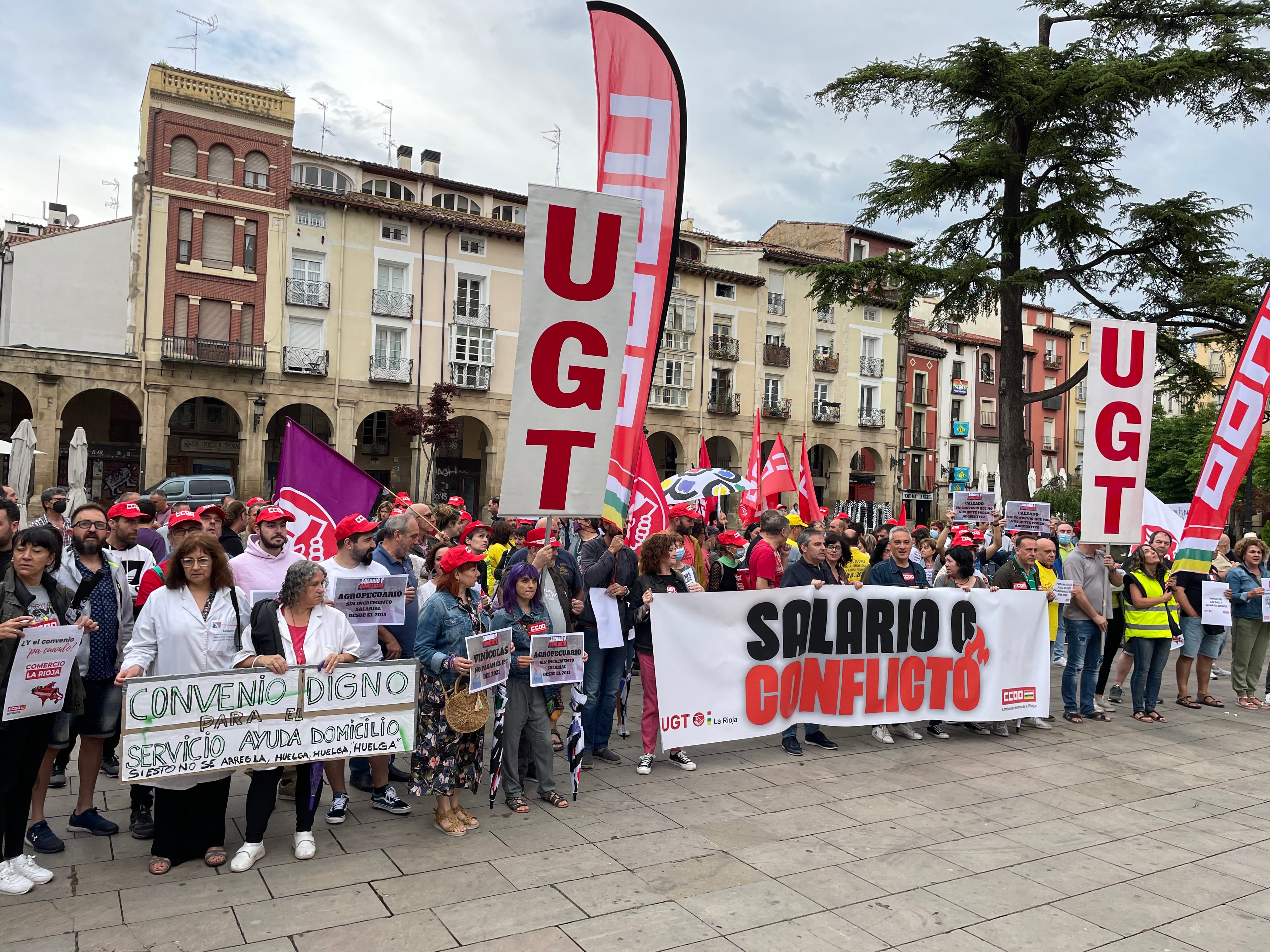 Miembros de CCOO y UGT se concentran este miércoles en Logroño frente a las sede de la patronal bajo el lema 'Salario o conflicto'.