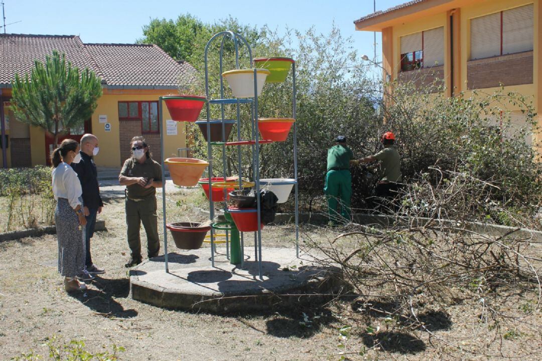 Trabajos de limpieza y desbroce realizados en el CEIP Nueva Segovia.