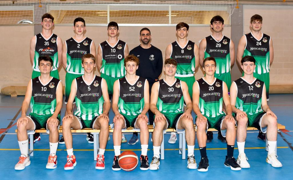 El júnior masculino del Club Baloncesto Ilicitano con su técnico Ismael Garlito