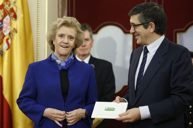 GRA090. MADRID, 25 02 2016.- La defensora del Pueblo, Soledad Becerril, ha entregado hoy el informe anual de la institución al presidente del Congreso, Patxi López. EFE Sergio Barrenechea