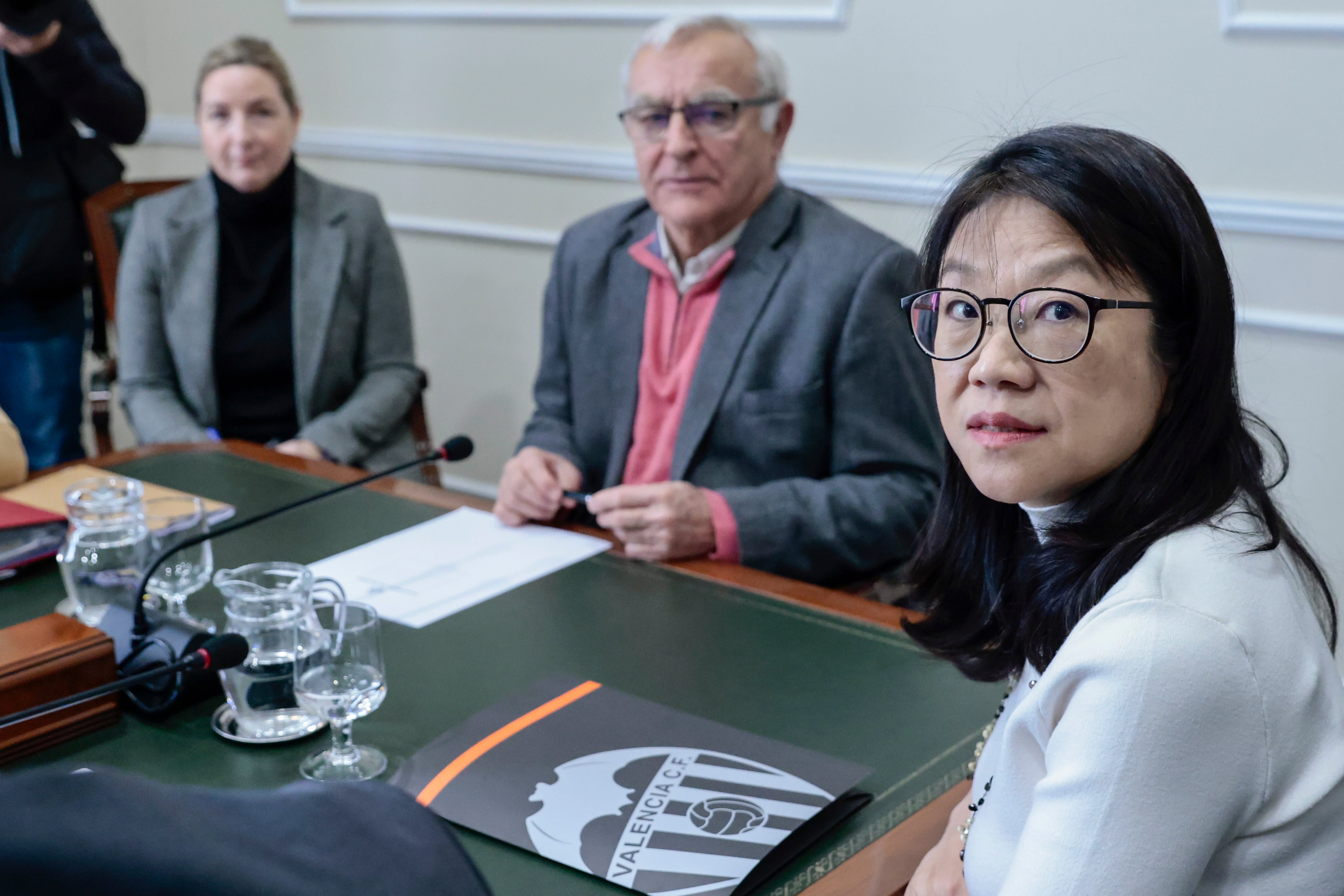 El alcalde de València, Joan Ribó, durante la reunión con la presidenta del Valencia CF, Layhoon Chan (d)