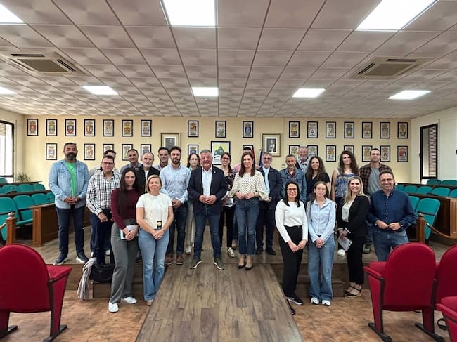 Este jueves se ha celebrado un encuentro en la sede de la institución comarcal a la que han asistido los historiadores e investigadores Pablo Rojo Platero, Juan Bautista Salado Escaño, Francisco Capilla, Ángel Requen, Javier Cabello, Antonio Guzmán, Valentín Fernández y Antonio Manuel Peña, y alcaldes, alcaldesas, ediles y personal técnico de turismo de los municipios de Almáchar, Arenas, Árchez, Canillas de Albaida, Comares, Cómpeta, Cútar, El Borge, Rincón de la Victoria, Riogordo, Salares, Sayalonga, y Vélez-Málaga.