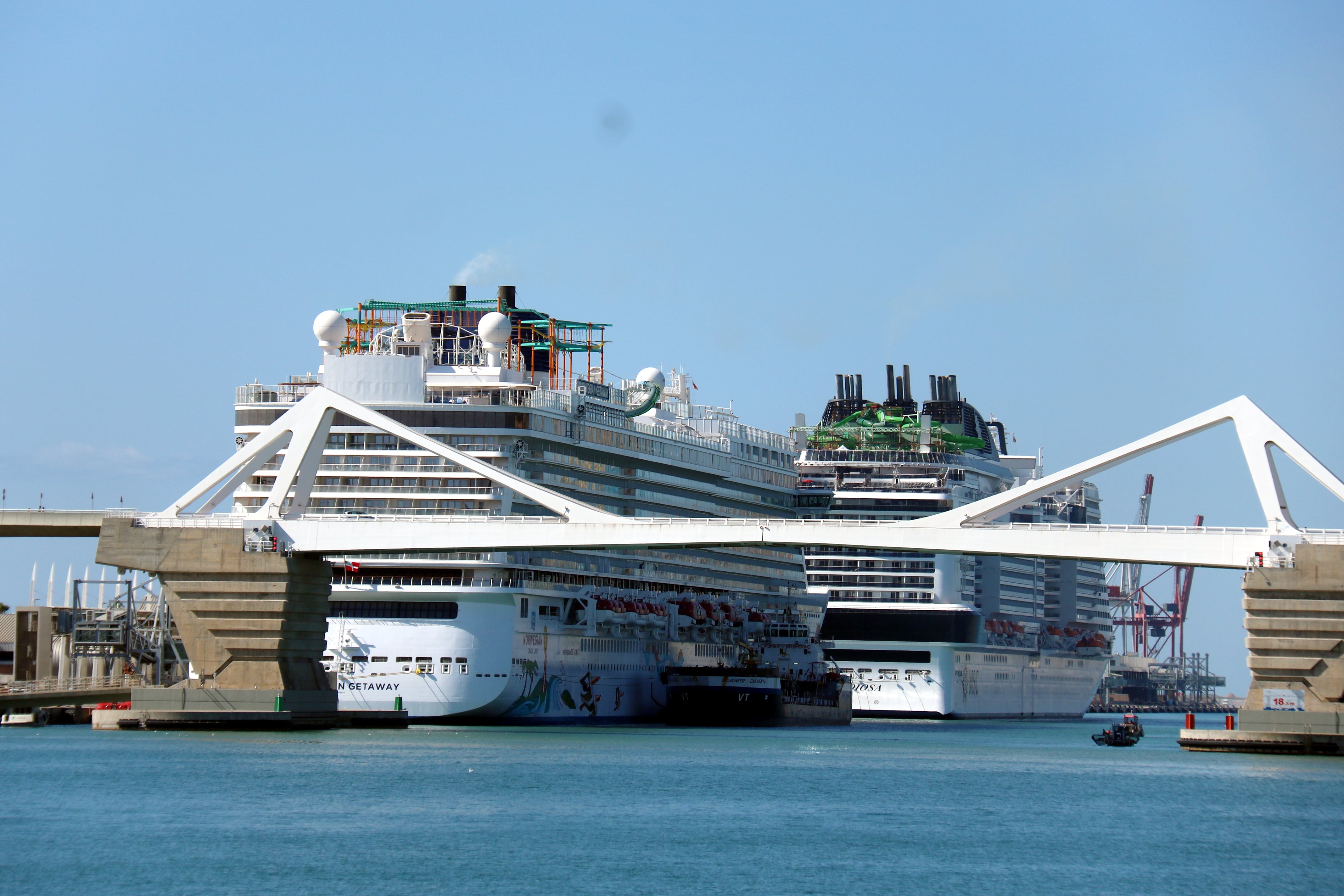 Dos creuer atracats al Port de Barcelona / Lluís Sibils