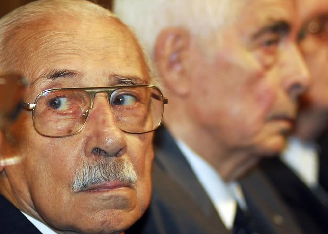 El dictador argentino Jorge Rafael Videla (a la izquierda, en primer plano) y el comandante Menéndez (a la derecha, de fondo) en el juicio celebrado este miércoles en Córdoba (Argentina)