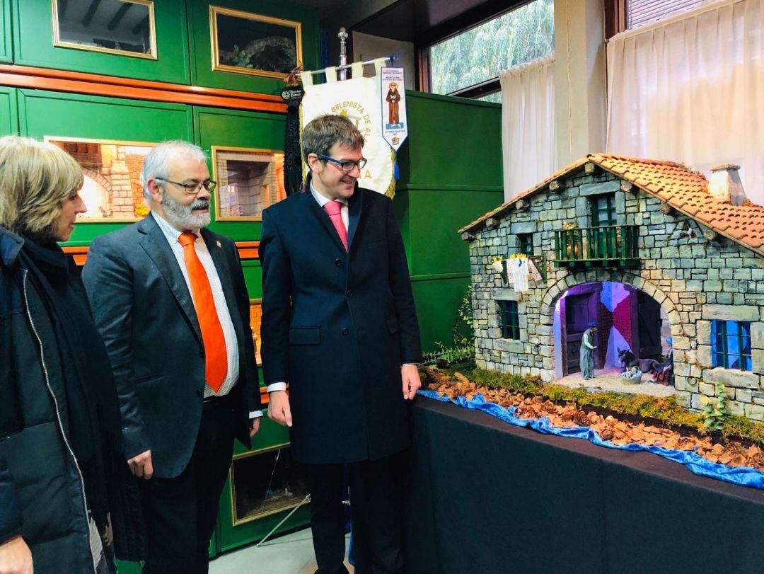 El Alcalde de Vitoria, Gorka Urtaran (d), junto a Alfonso Ruiz de Arcaute, representante de la Asociación Belenista de Álava y Josune Albizu, directora de Fundación Vital, ayer en la presentación de la &quot;Jaiotza&quot;