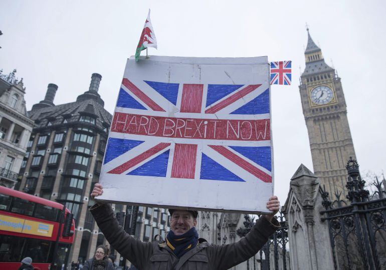 Varias personas participan este lunes en la manifestación a favor del &#039;brexit&#039; en el Old Palace Yard, en Londres