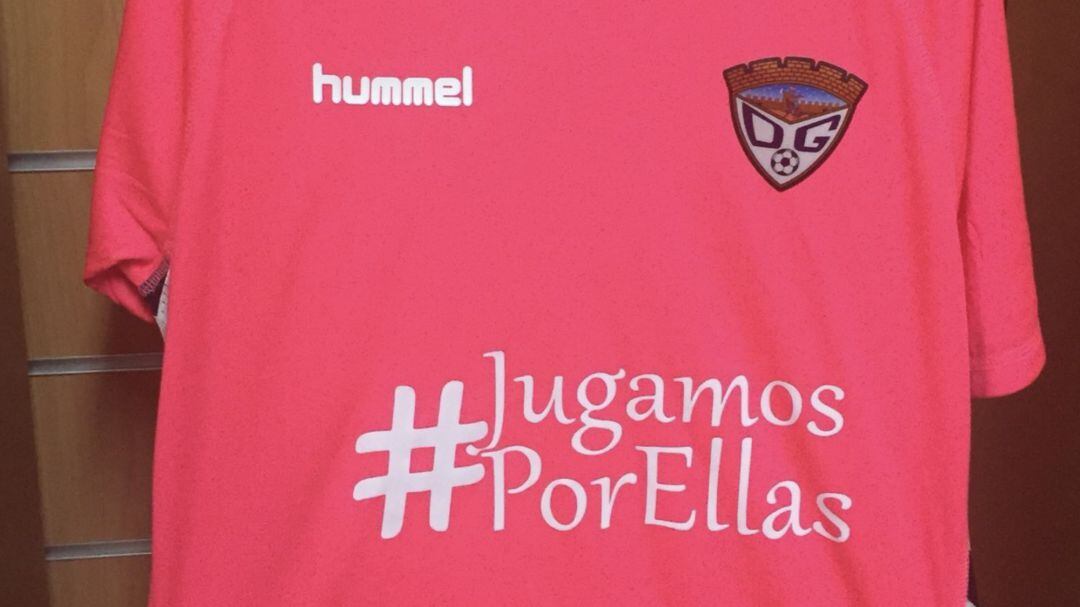 Camiseta con el lema #JugamosPorEllas con la que el Dépor se suma a la campaña del Día Mundial de la lucha contra el cáncer de mama.