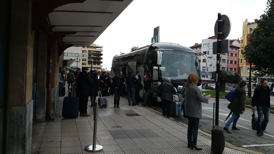 Trasbordo de pasajeros en la estación de tren de Oviedo.