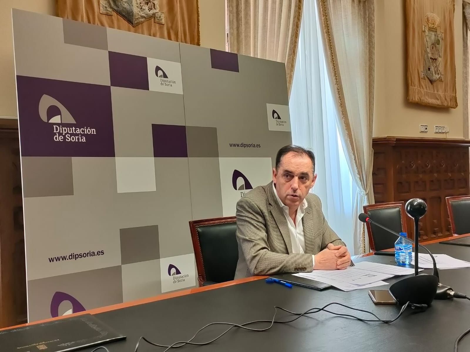 Benito Serrano, presidente de la Diputación de Soria, en rueda de prensa.