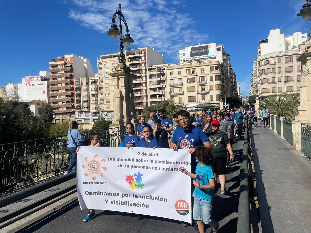 Más de 300 personas marchan por las personas con autismo en Elche