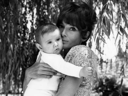 Audrey Hepburn y su hijo Luca (La Paisible, 1971).