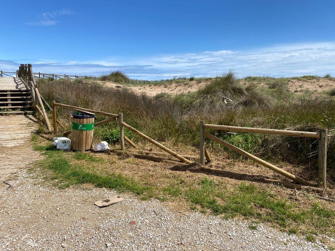 Basura y vallas rotas en la playa de l´Auir