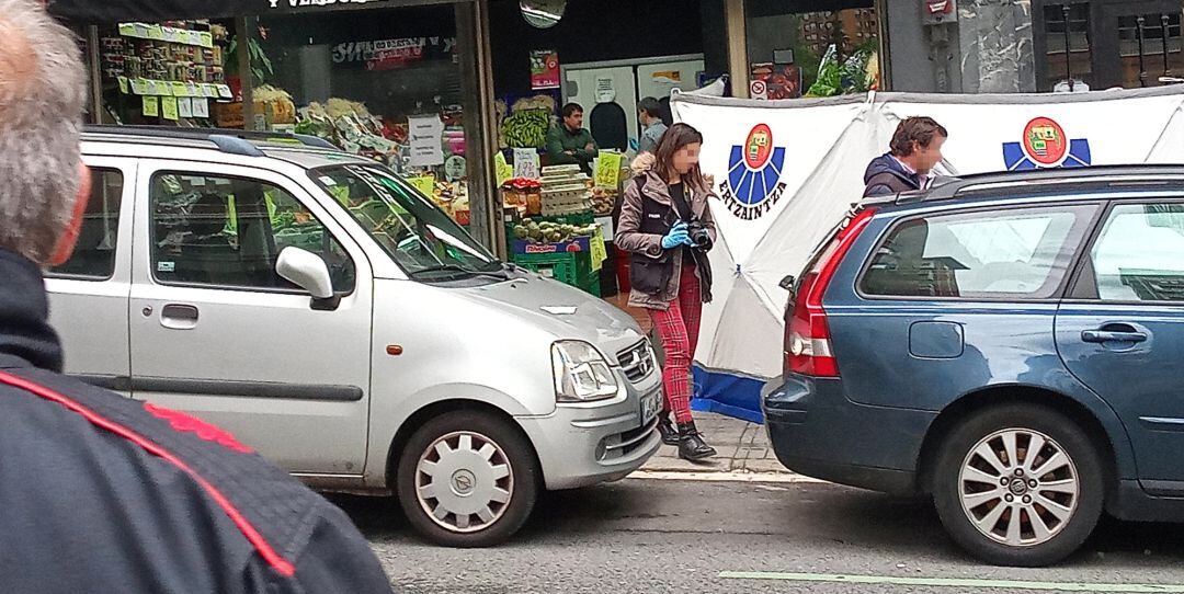 Agentes de la Ertzaintza en el lugar del crimen