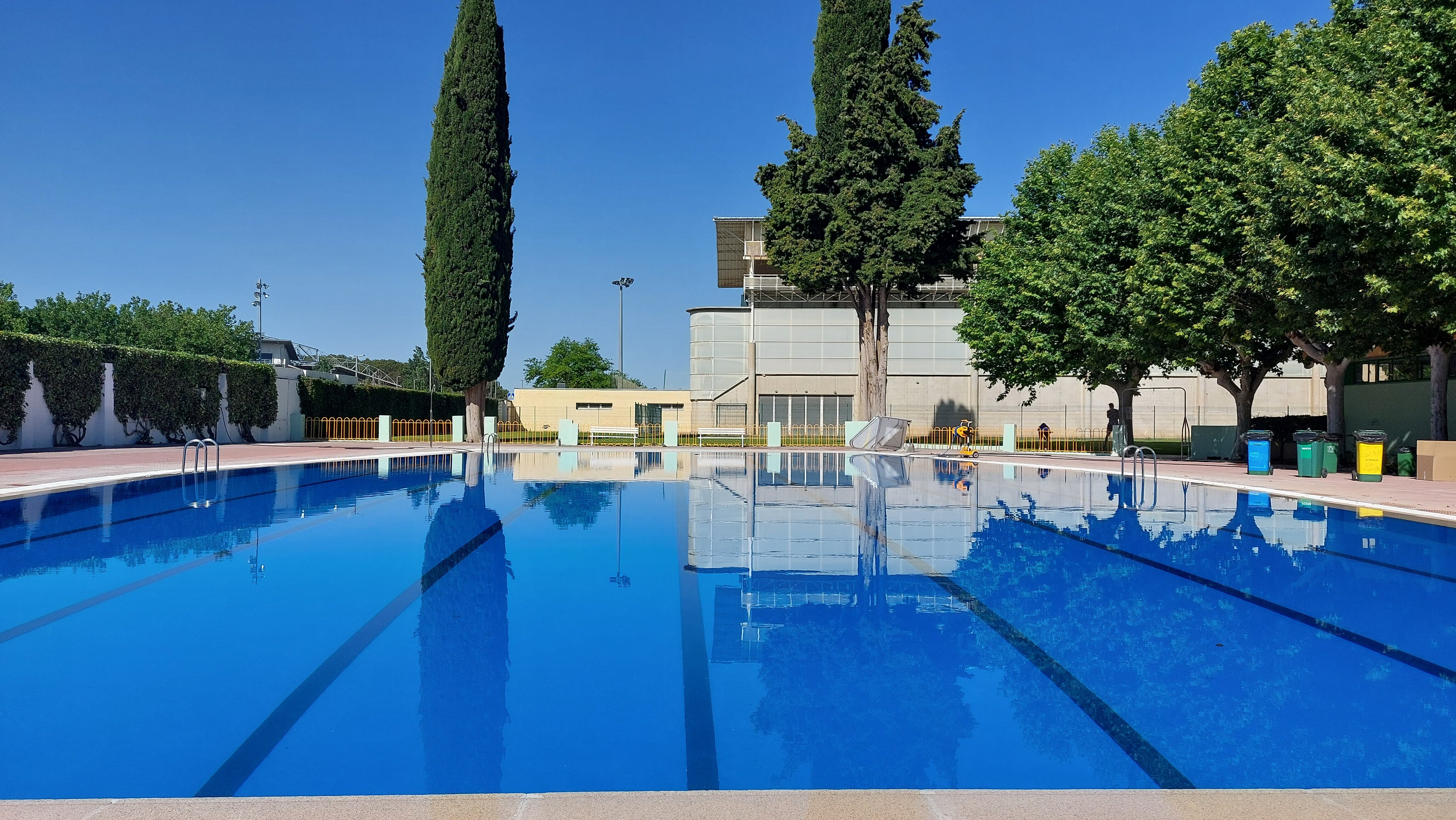 Ponen como uno de los ejemplos el problema ocurrido en la piscina San Jorge que ha impedido su apertura este verano tal y como estaba prevista