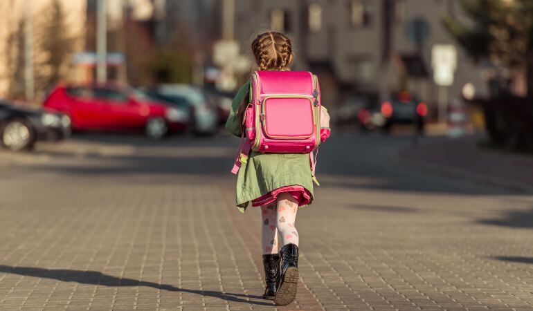 Imagen de una niña a la salida del colegio