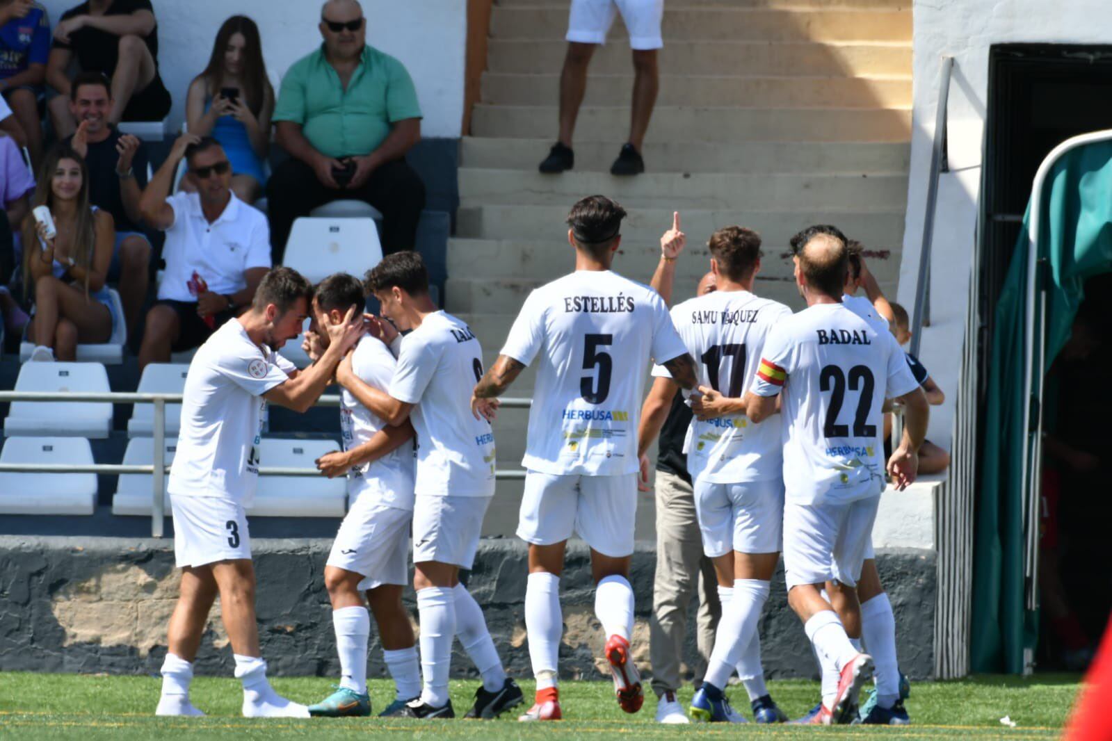 Los jugadores peñistas celebrando el gol de Fraile en una imagen de la Peña