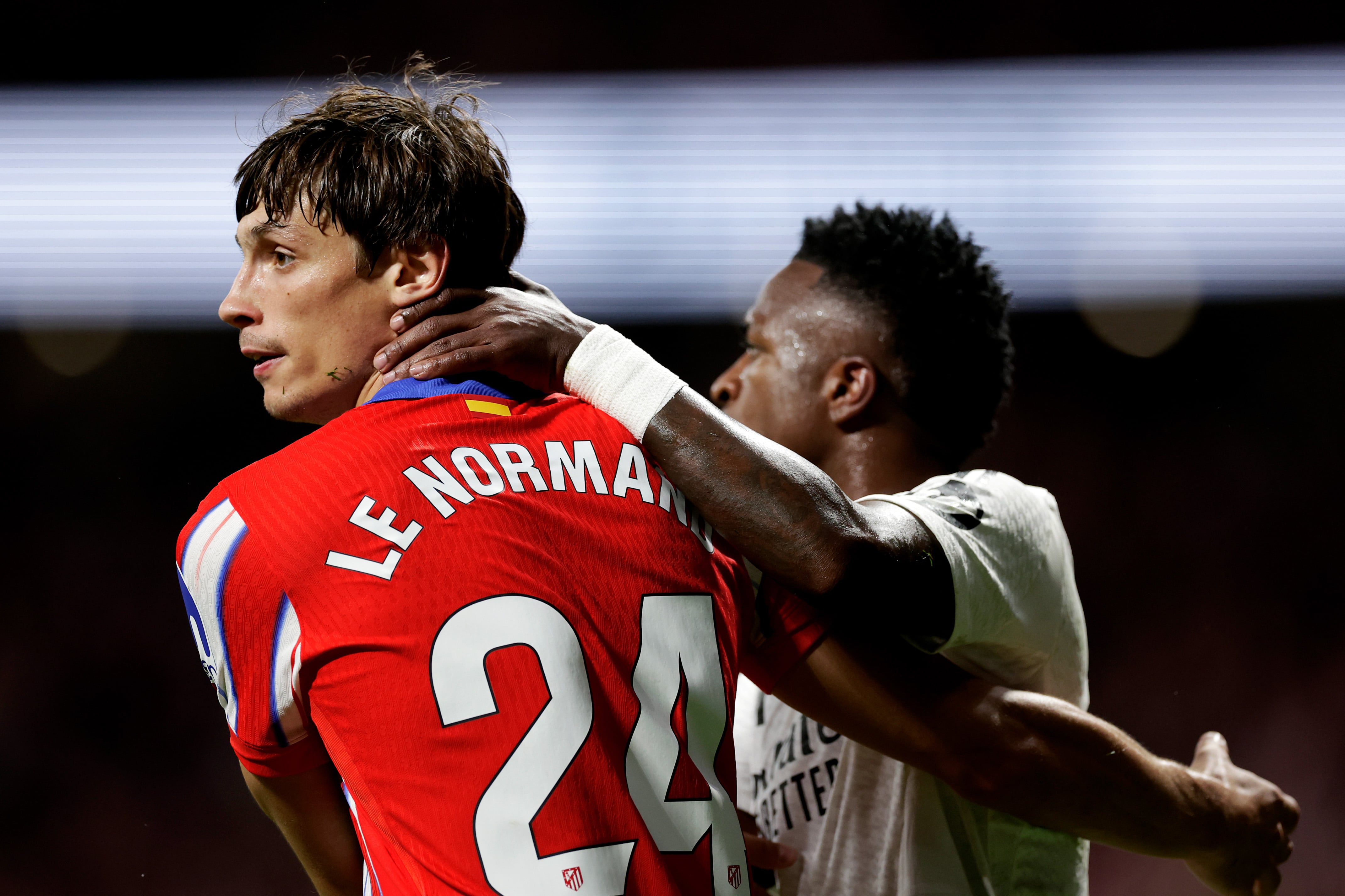 Vinicius Júnior y Robin Le Normand, durante un lance del juego en el derbi madrileño