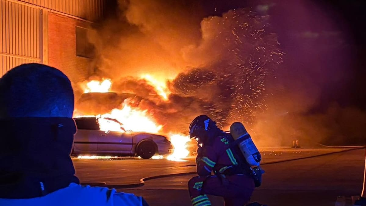 Una empresa y seis vehículos afectados por un incendio en Palencia