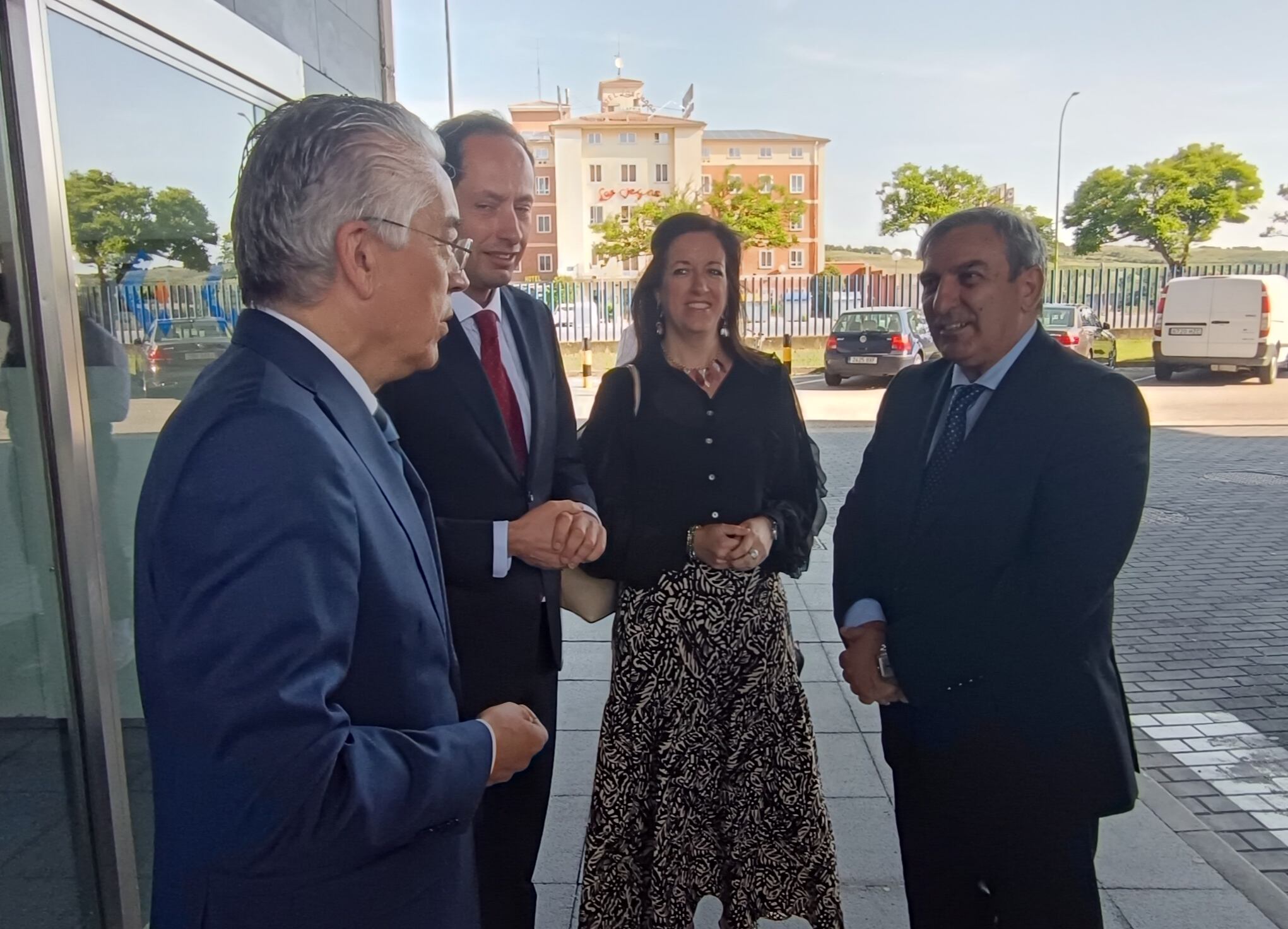 El consejero de Movilidad, José Luis Sanz (dcha), la directora general de Transporte, Laura Paredes, el gerente del CT Burgos, Juan Carlos Martín y el delegado de la Junta en Burgos, Roberto Sáiz
