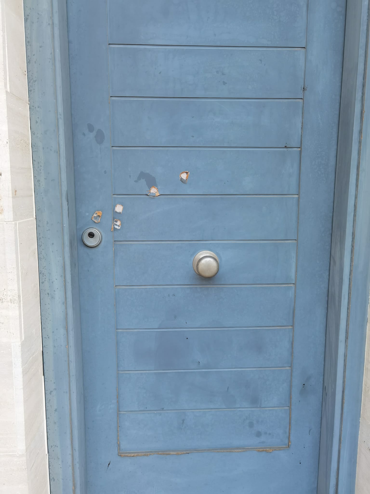 Porta de casa l&#039;Iscle Martínez després de rebre cops de martell