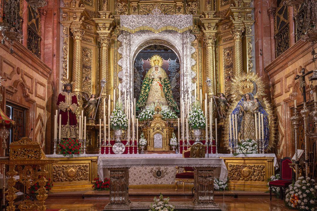 El Señor de la Sentencia, la Virgen de la Esperanza y la Virgen del Rosario, en el Altar Mayor de la Basílica de La Macarena