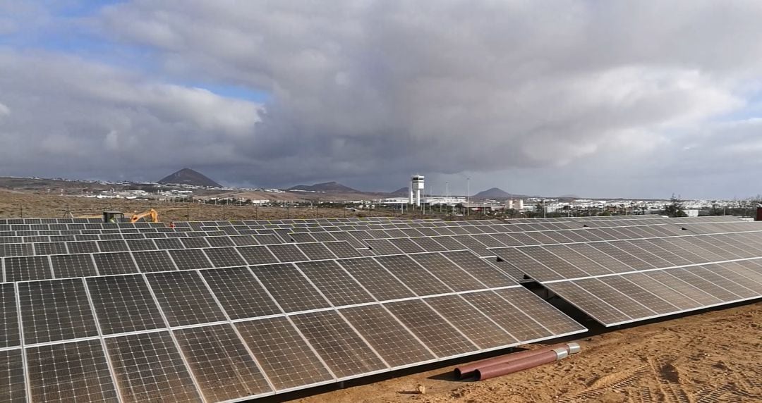 El Aeropuerto César Manrique-Lanzarote ha puesto en marcha su planta solar fotovoltaica en autoconsumo.