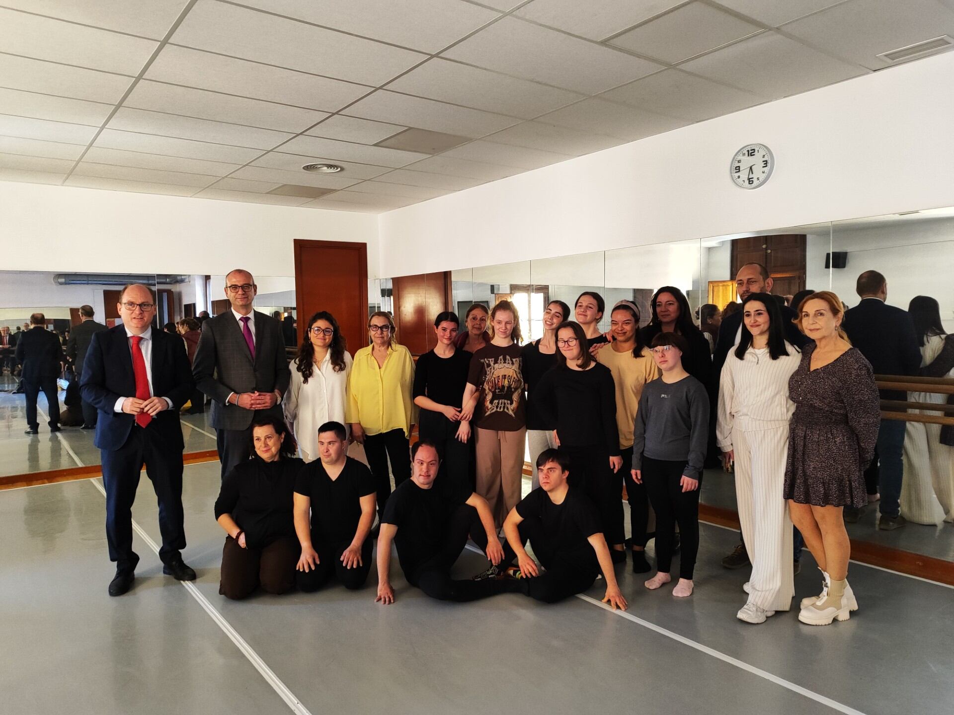 El consejero de educación y formación profesional, Víctor Marín, junto al director general de Assido, José Ramón Martínez  y los alumnos, en el primer día del taller de danza contemporánea de Assido junto al Conservatorio de Danza de Murcia
