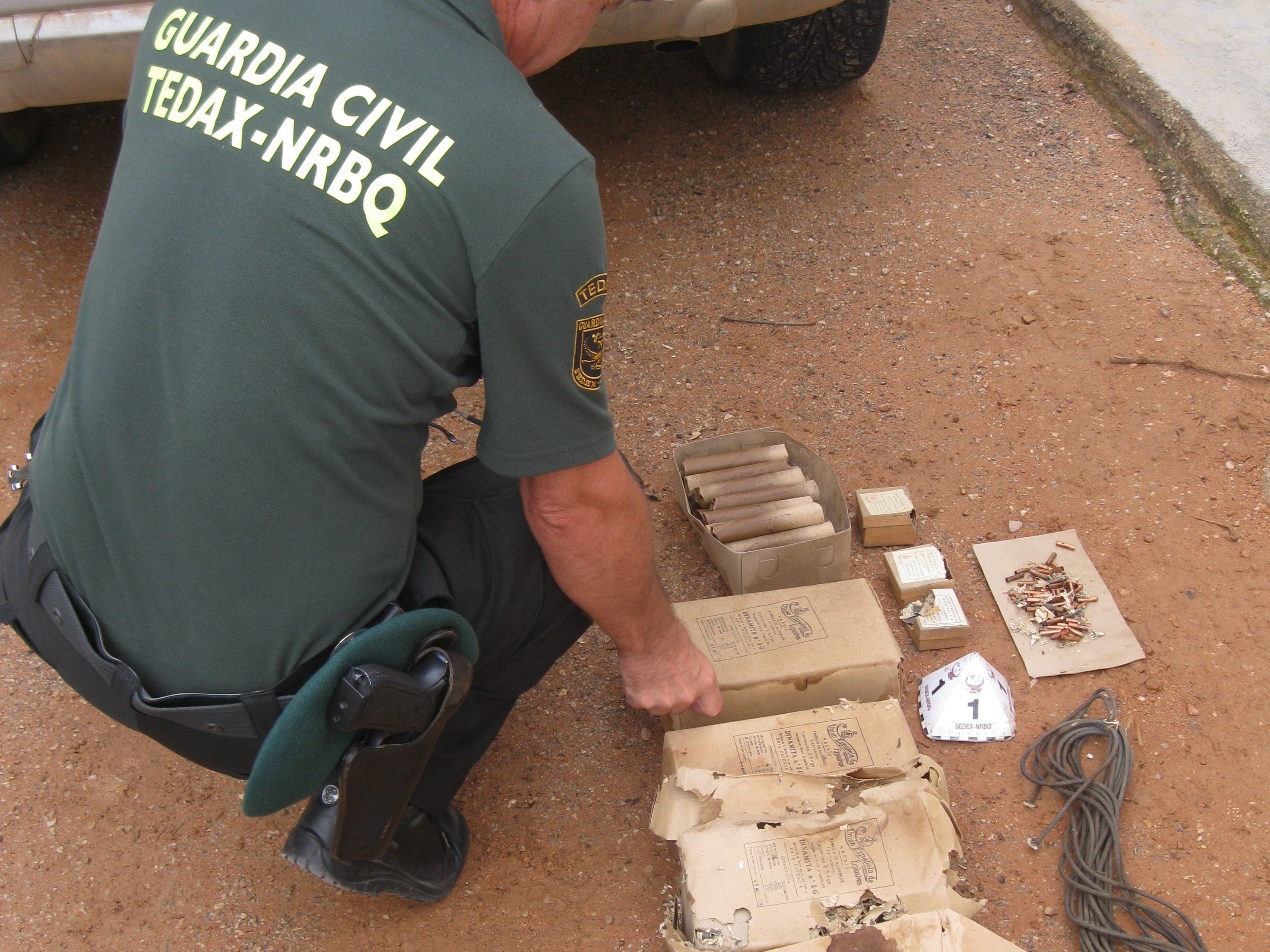 La Guardia Civil destruye 10 kilogramos de dinamita 3-G que un vecino encontró en el interior de su domicilio. /