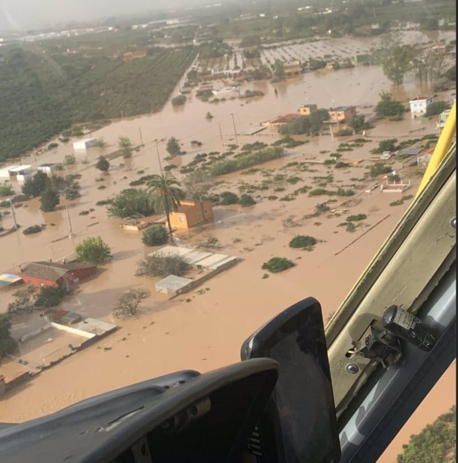 30/10/2024 Imagen desde el helicóptero del 1-1-2.

Los dos helicópteros del 1-1-2 de la Región de Murcia han rescatado a 23 personas que habían quedado atrapadas tras el paso de la DANA por Valencia, según han informado fuentes del ejecutivo regional en una nota de prensa. La Comunidad ha desplazado dos helicópteros de la Dirección General de Seguridad Ciudadana y Emergencias a la Comunidad Valenciana para colaborar en las tareas de rescate.

ESPAÑA EUROPA MURCIA SOCIEDAD
CARM
