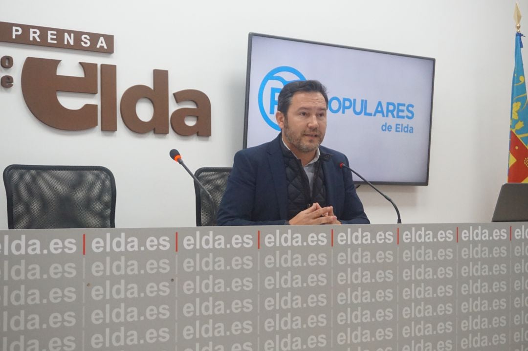 El portavoz popular de Elda sostiene que el Ayuntamiento ha dejado sin efecto el expediente de contratación