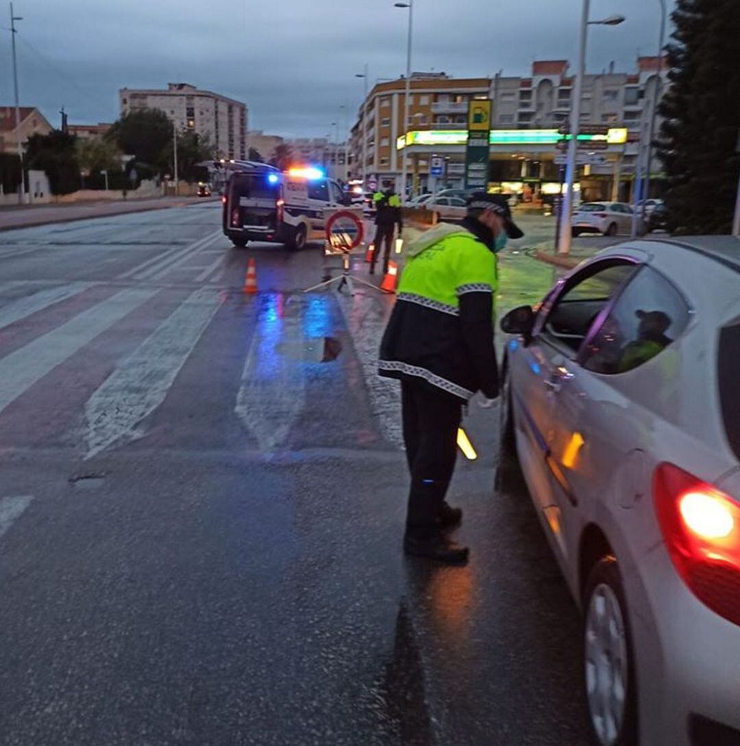 Conroles de la Policía Local en la ciudad de Gandia