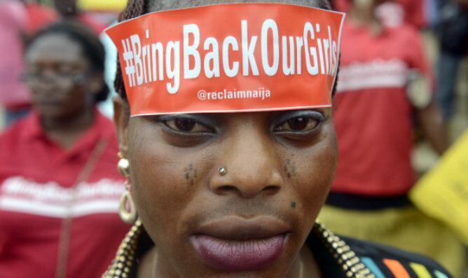 Una mujer con el eslogan &#039;Bring back our girls&#039; en protesta