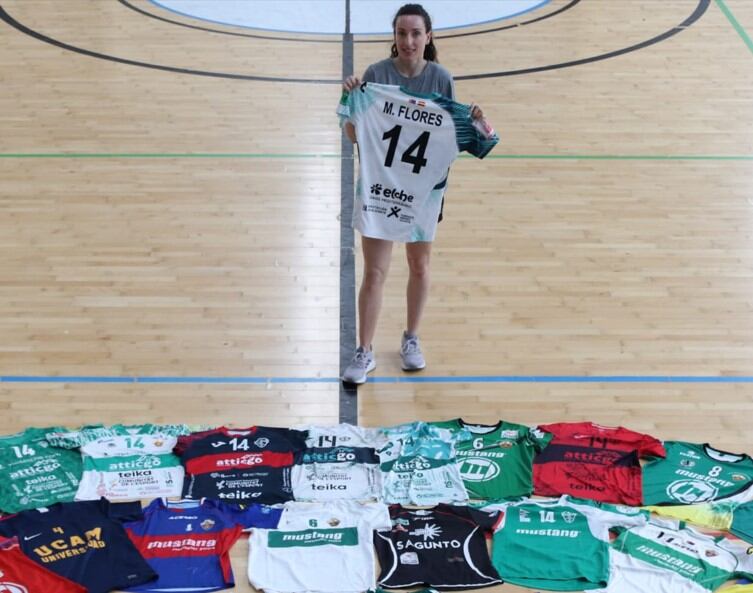 La excapitana del CBM Elche, María Flores, posa con la camiseta que lucía