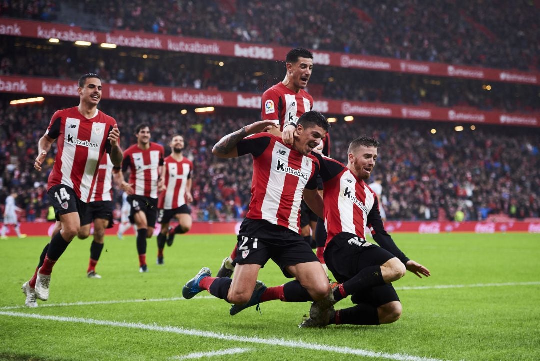 Ander Capa y Muniain celebran el gol del Athletic