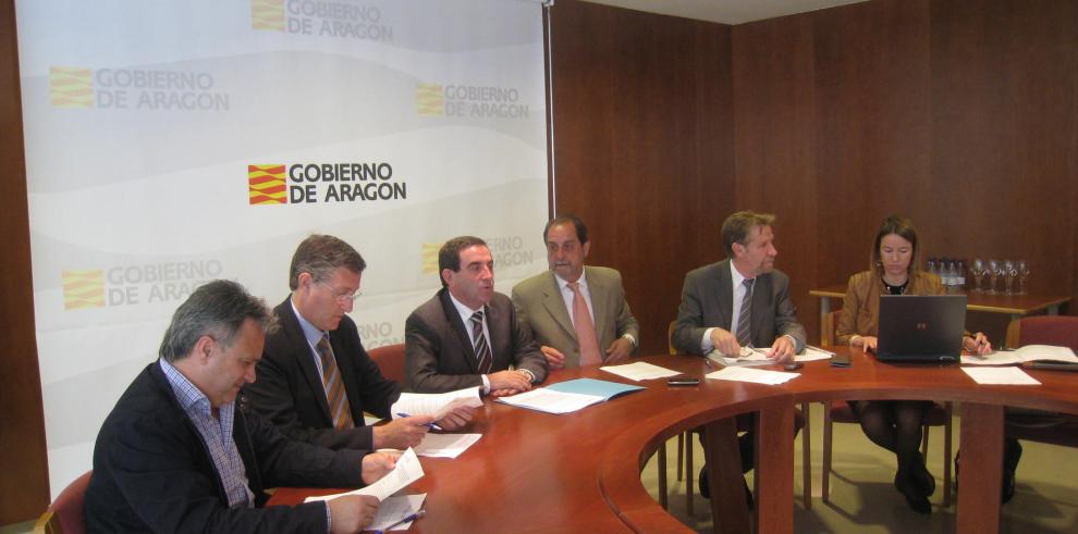 Imagen de 2011, cuando se adjudicó a Tarmac la gestión del Aeropuerto de Teruel. Segundo a la Izquierda, Simón Casas.
