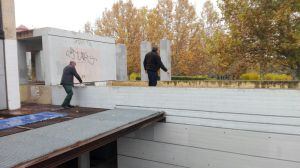 Jesús y José Antonio en la zona peligrosa del anfiteatro donde se suben los chicos