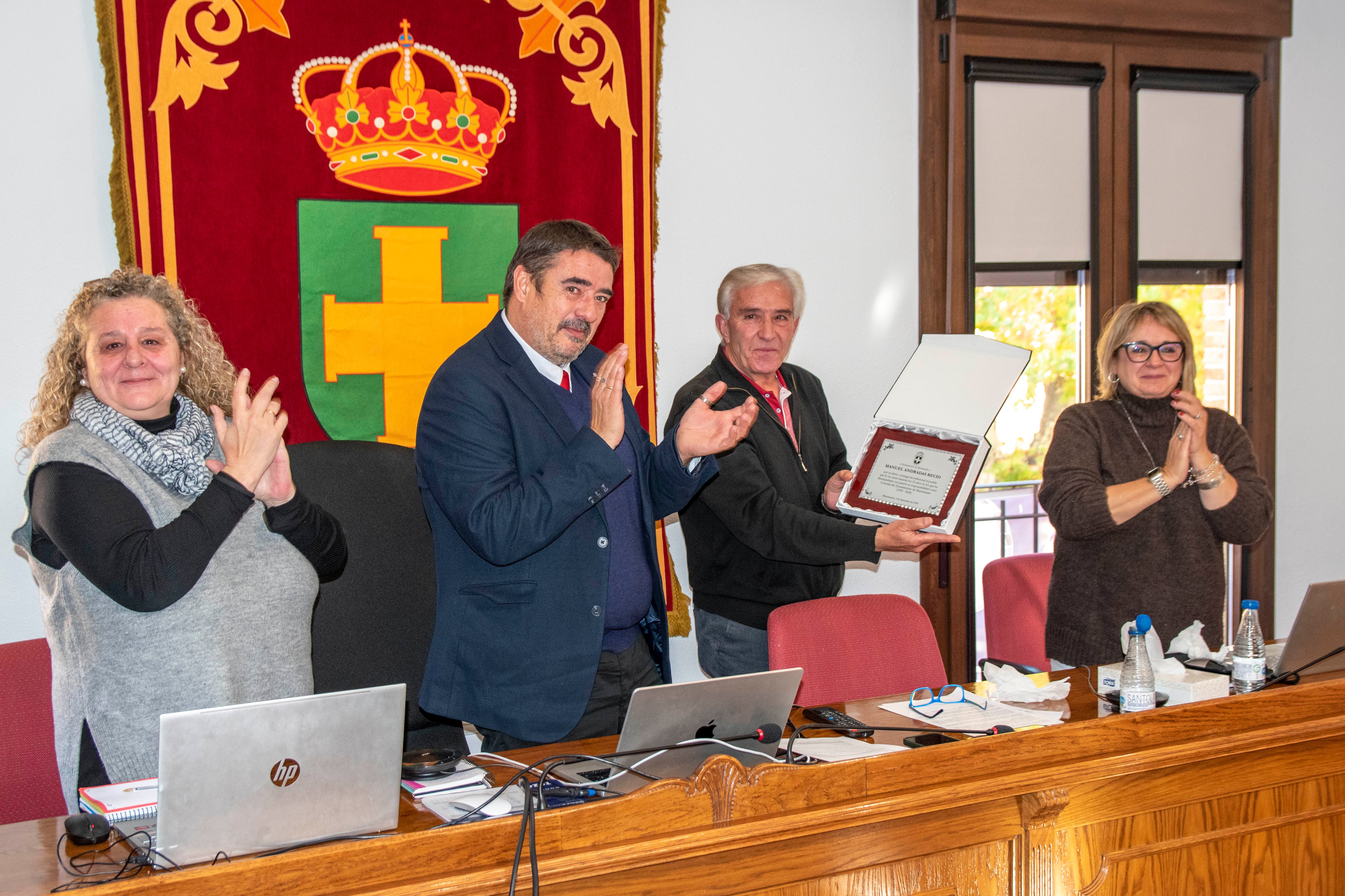 Manuel Andradas recibe una placa de reconocimiento a su dedicación