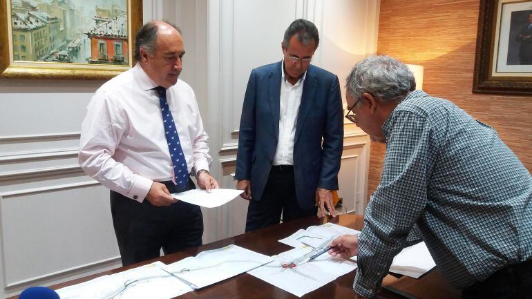 El alcalde de Algeciras, José Ignacio Landaluce y el concejal de urbanismo, Diego González de la Torre, junto a un técnico.