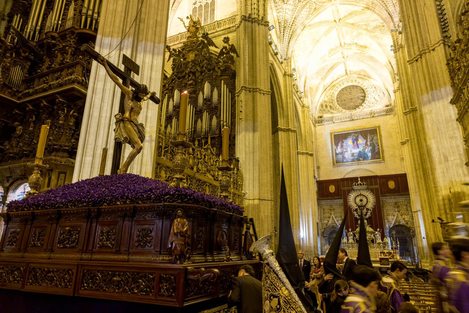 El Cristo de la Buena Muerte de Los Estudiantes, bajo las naves catedralicias en la noche del Martes Santo