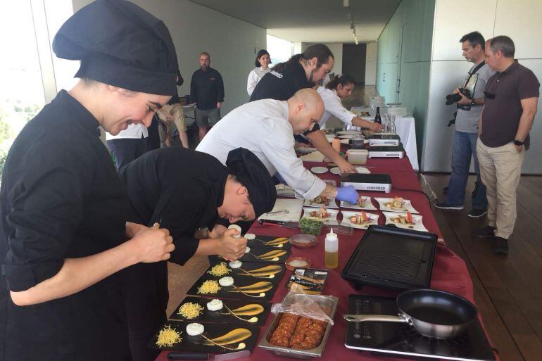 Los finalistas prepararon sus tapas para que el jurado llevara a cabo la cata a ciegas