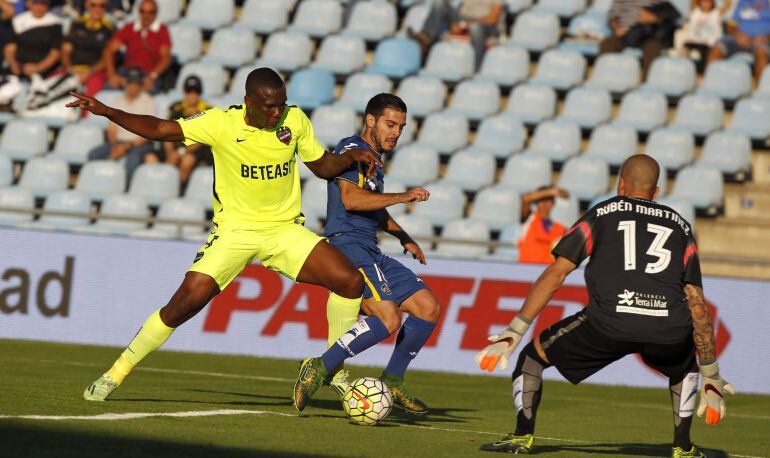 GRA337. MADRID, 27/09/2015.- El centrocampista del Levante Simao Mate (i) pelea un balón con el centrocampista del Getafe Víctor Rodríguez (d) ante el portero del Levante Rubén Martínez (c) durante el partido de la sexta jornada de Liga que ambos equipos disputan en el estadio Coliseum Alfonso Pérez de Getafe. EFE/Víctor Lerena