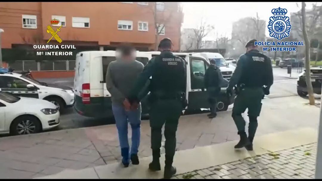 Imagen de una de las 28 detenciones que se llevaron a cabo al desarticular la banda.