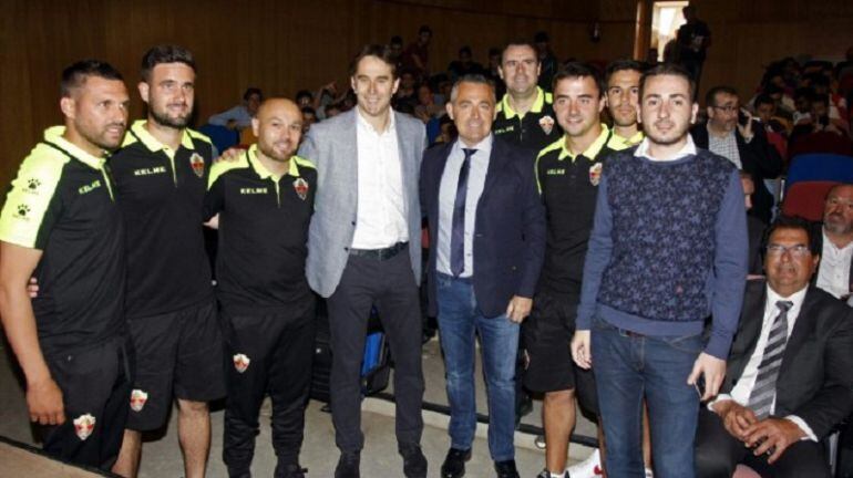 Lopetegui, en el centro, con el presidente del Elche Diego García y los técnicos de la cantera