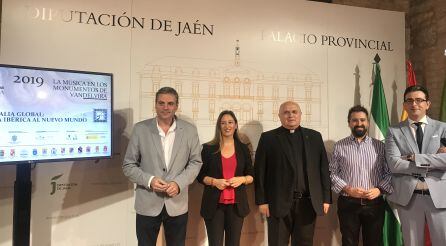 Diferentes autoridades durante la presentación del XV ciclo &#039;Música en los monumentos de Vandelvira&#039;.