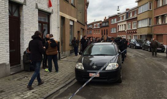 Los medios se congregan a la puerta de la casa registrada