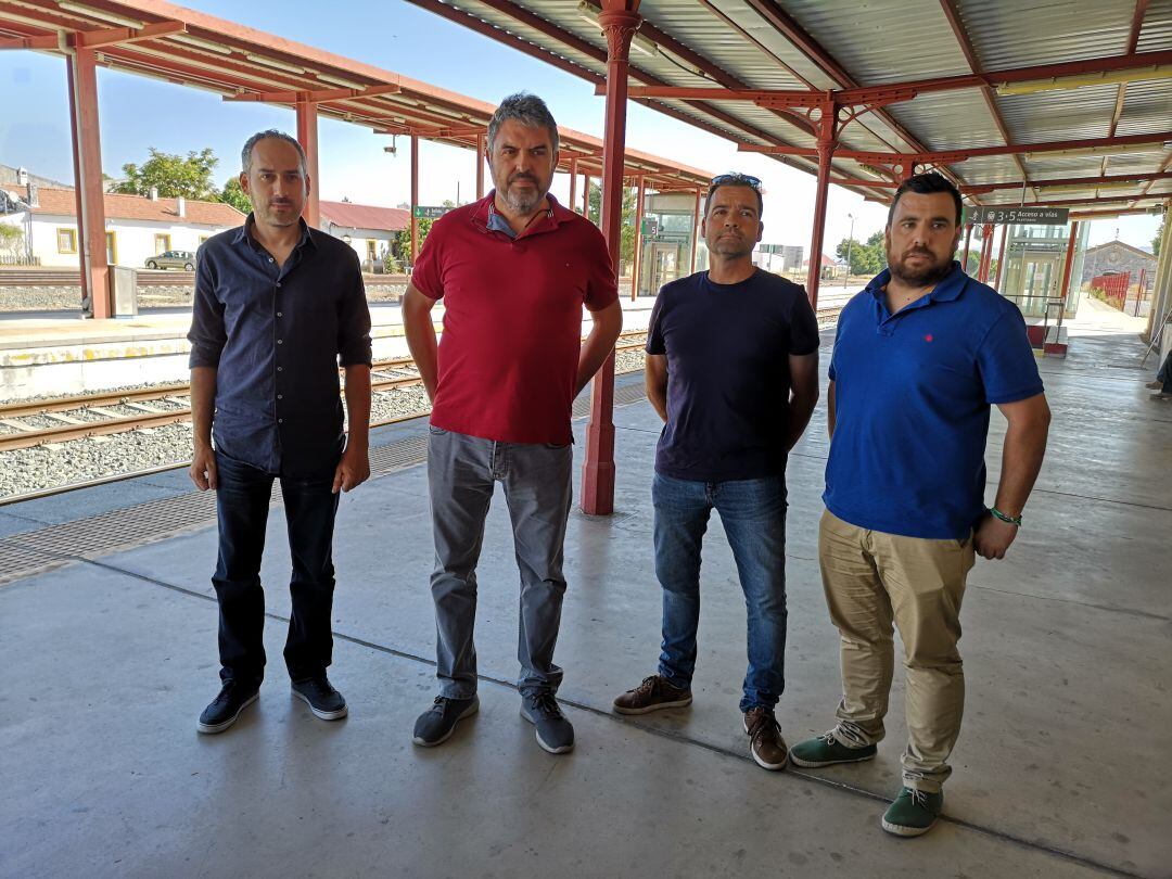 Miembros de Podemos y CGT han comparecido ante la prensa en la estación de tren de Ronda