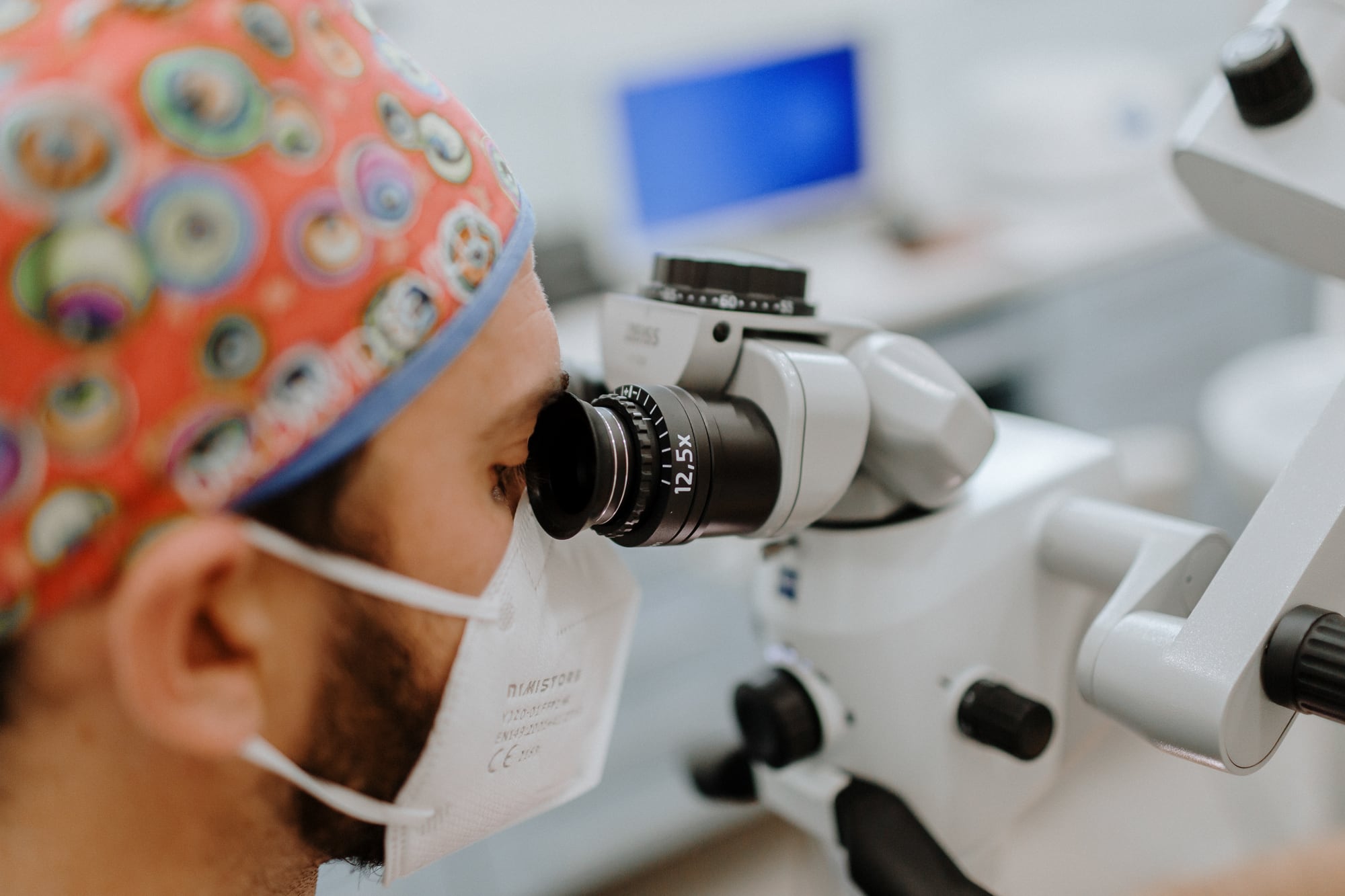 Odontólogo de Clínica dental Bayona utilizando el microscopio dental Zeiss Extaro 300.