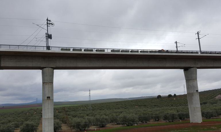 Estado actual de las obras del AVE de Granada en un viaducto entre Antequera y Archidona, en la provincia de Málaga