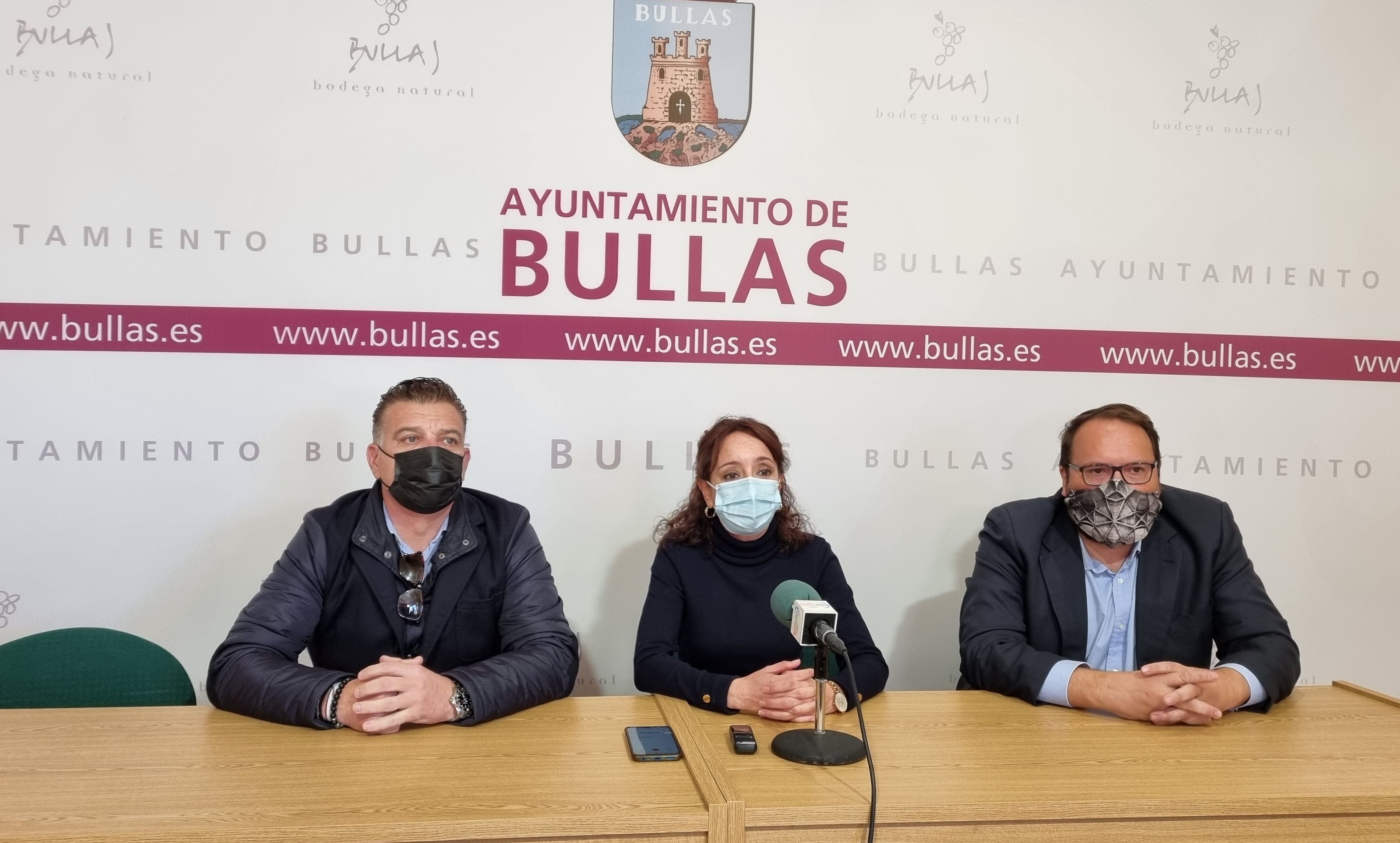 La alcaldesa de Bullas junto a los responsable del proyecto