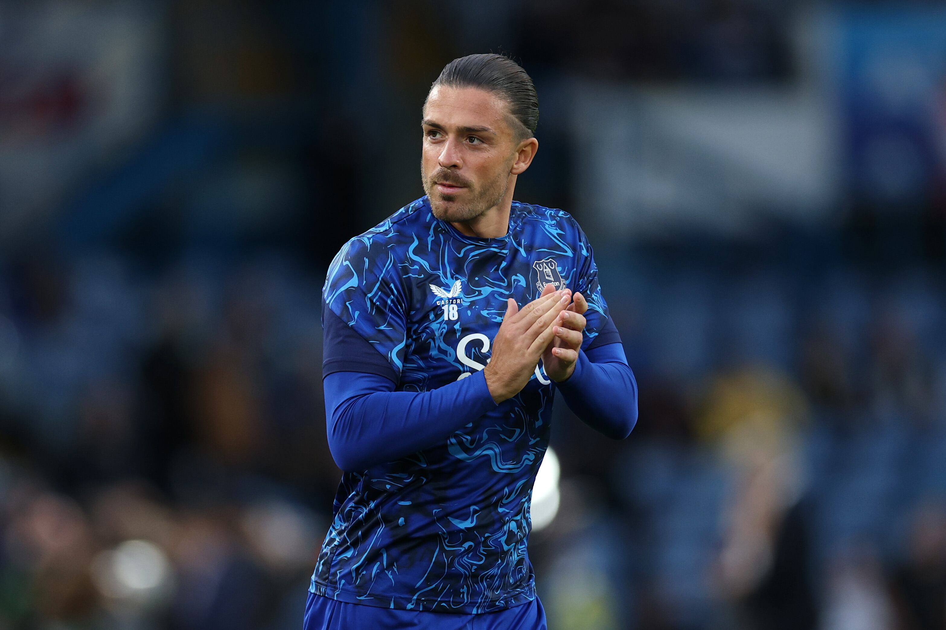 Grealish en el calentamiento del duelo entre el Everton y Leeds United